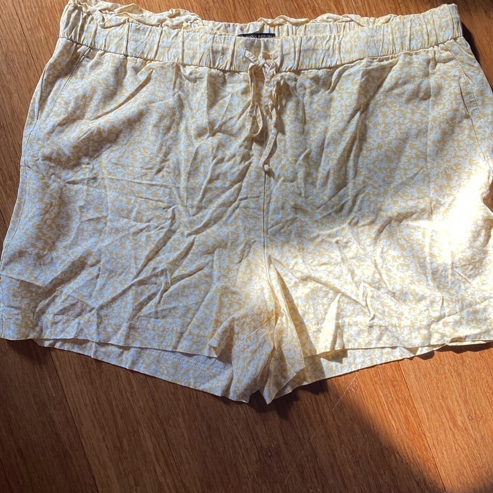 Banana Republic women’s XL shorts- elastic waist - yellow w/white floral pattern